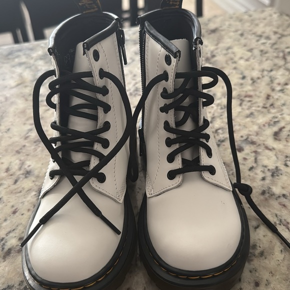 New Dr. Martens kids boots - 11c - Picture 2 of 6
